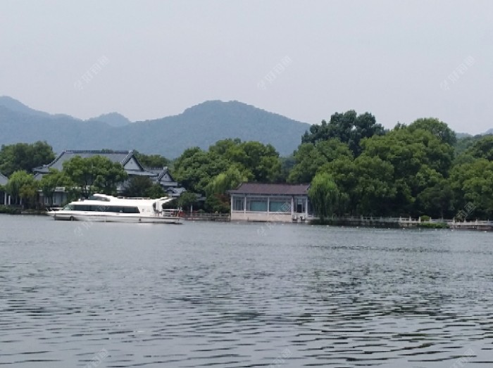 三面环水的刘庄，在我钓点正对面。