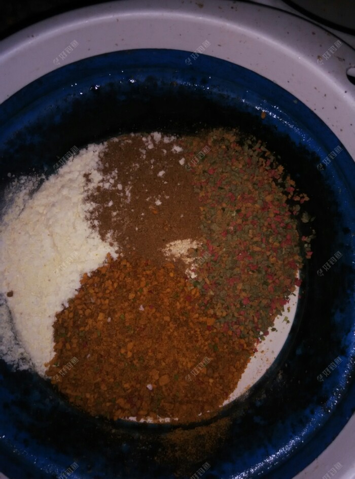 既然伙计钓底都上鲫鱼了,说明鱼下底了,从新开饵,(没加颗粒粉,减轻比重)。从新调漂,调3钓3,(一起在这里钓过,就这个调法最好)。为什么这样调,他这里的鱼滑,