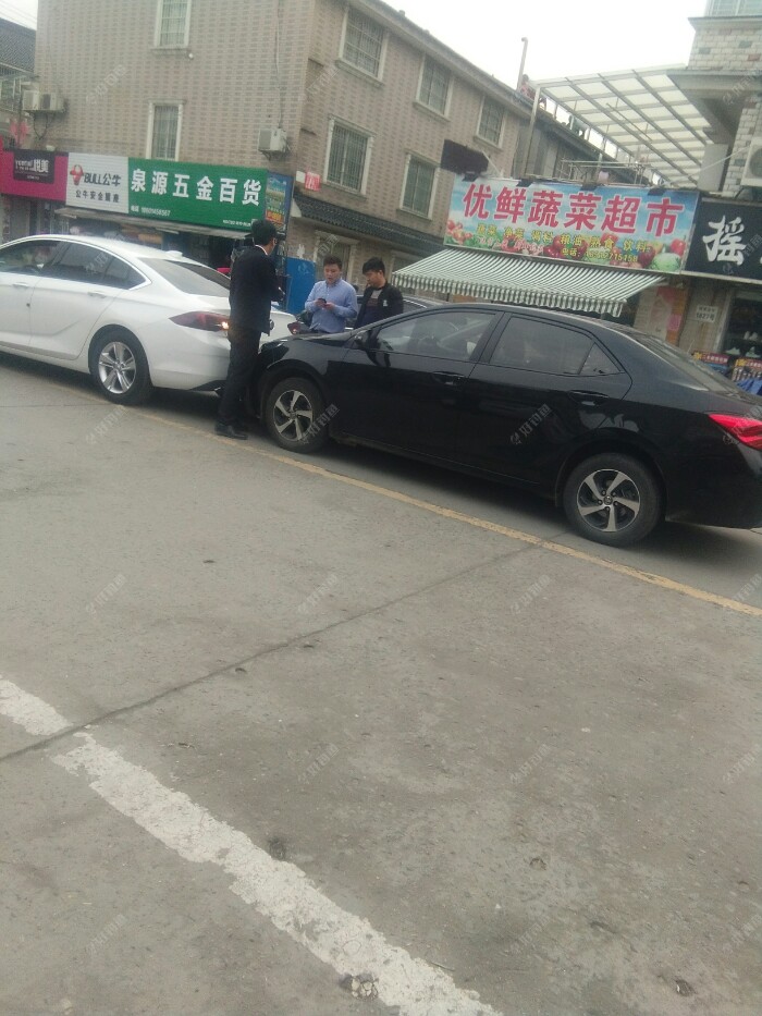 两辆车在大街上就瞎搞，太亲蜜了吧!追尾。