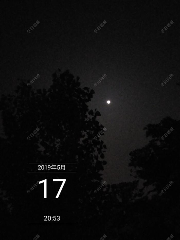 一轮明月挂空中