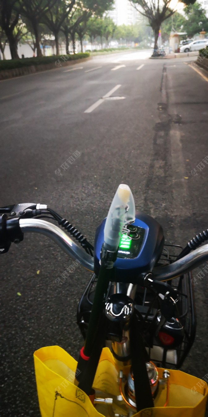 我骑上我的电瓶车，一路奔向