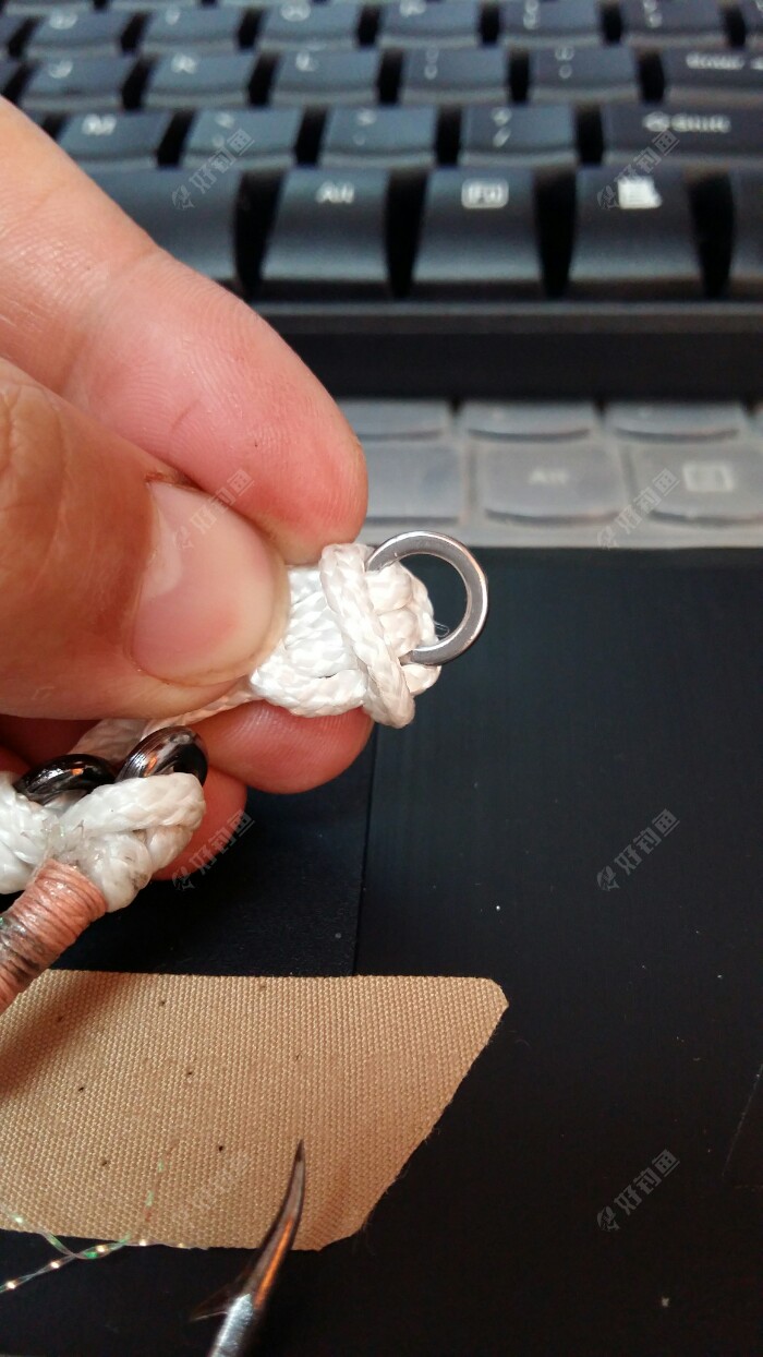 其中一个钩的绑钩线断了,另外一个钩中鱼了也不至于被鱼把鱼钩拉脱掉!