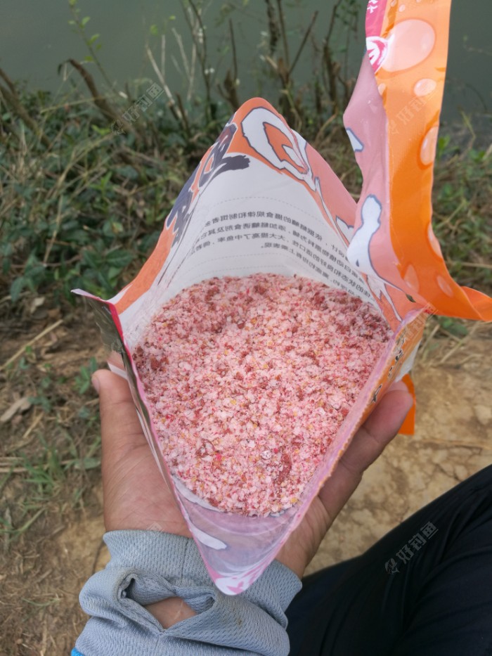 打开之后味道还不错，草莓味鲢鳙的最爱