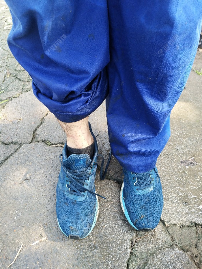 连裤子带鞋全进水了