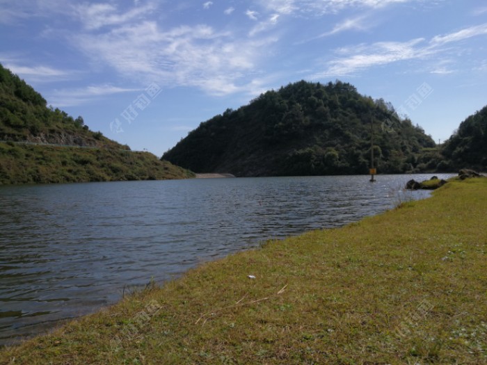 因为这座水库位于山顶,海拔也较高,所以一般在九点左右,波浪就随风而