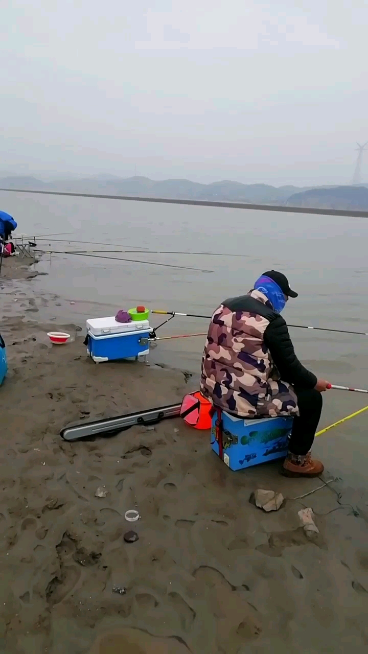 野外垂钓,不但可吸收新鲜的空气,却还可观赏美丽的大好河山.